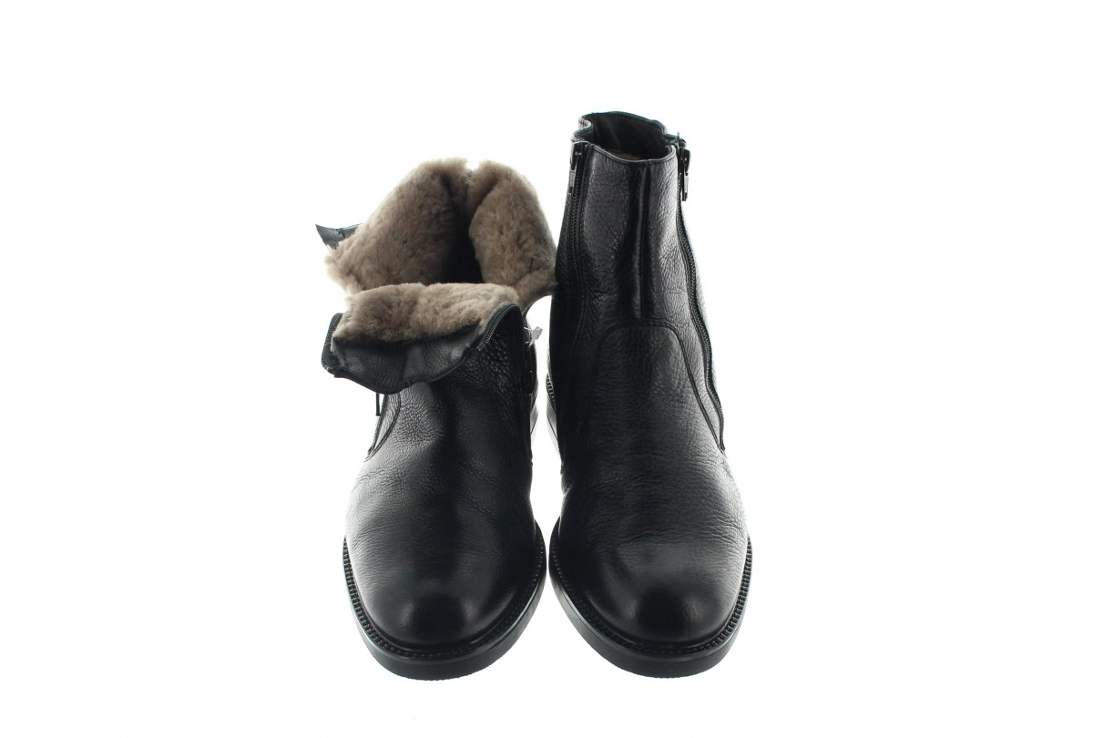 black boots with fur lining