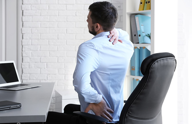 Uomo di bassa statura-come evitare cattive posture al lavoro