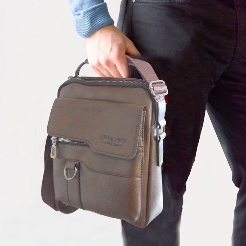 Omaggio: BORSA A TRACOLLA PRATICA PER UOMO